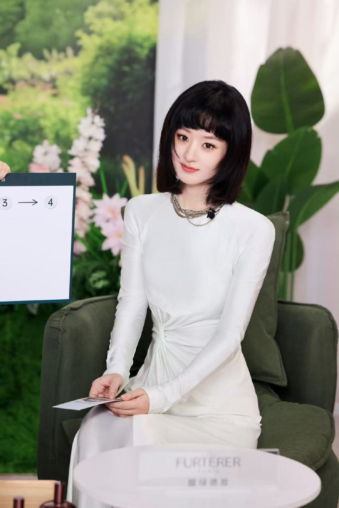 赵丽颖短发白裙三宫格赵丽颖笑意盈盈晴朗温柔 赵丽颖短发白裙三宫格，笑意盈盈晴朗温