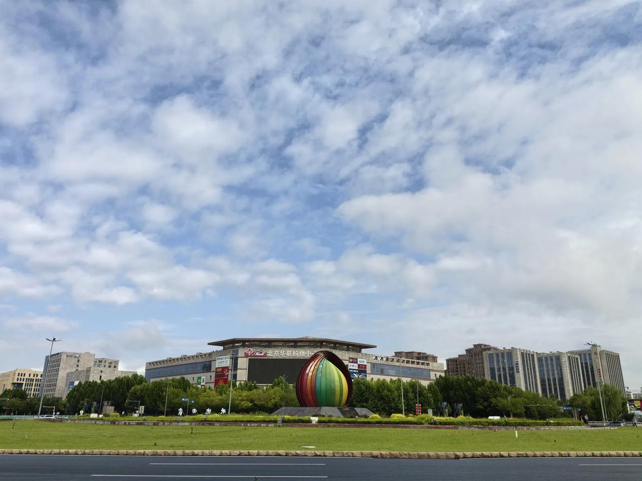 平谷大桃环岛美拍
当您从顺平路来到平谷第一眼看到的平谷大桃环岛这一标志性建筑物时