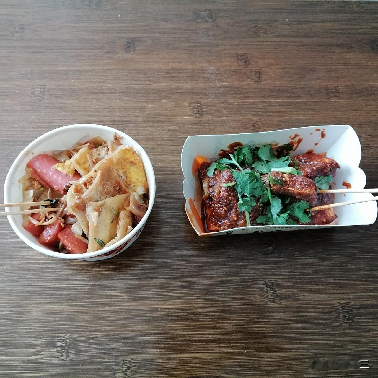 卖臭豆腐的，和卖烤冷面的吵起来了！

傍晚，我去街里买臭豆腐和烤冷面。

我经常