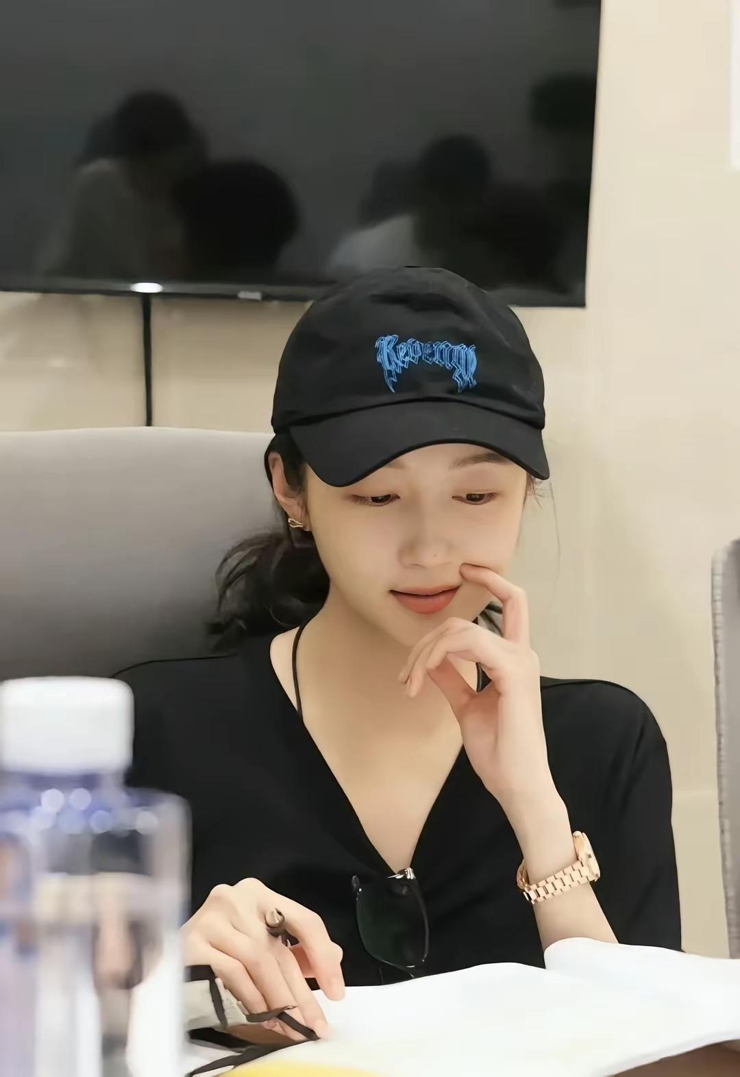 关晓彤你知道吗？你这简简单单的日常穿搭实在是太美了，颜值与气质俱佳，宛如校园里的