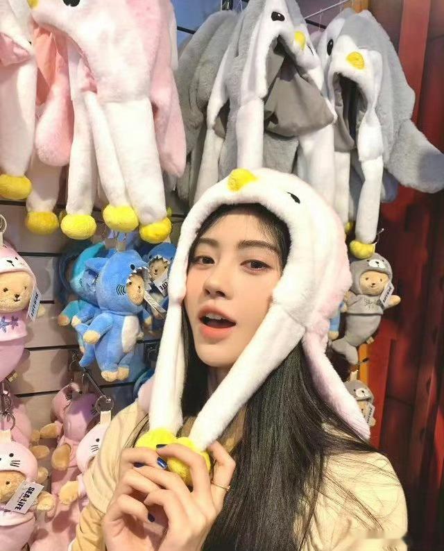 鞠婧祎被可爱帽硬控了这个不是最近的图吧但是真的很萌啊 