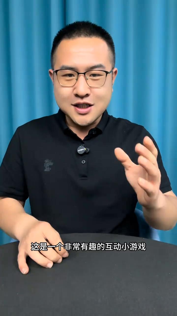 手指幻术。
他这个在朋友面前可以随时展示的手指幻术是如何做到的？很简单，马上教给
