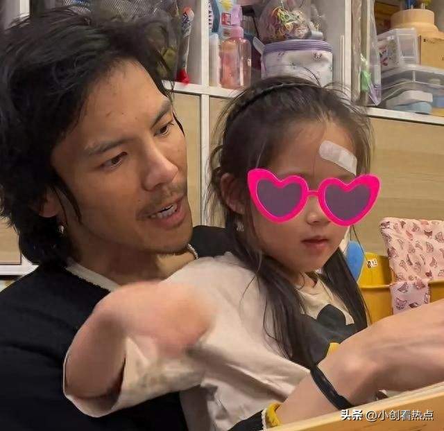 向佐专程赶回香港陪女儿，任由孩子胡闹全程不反抗