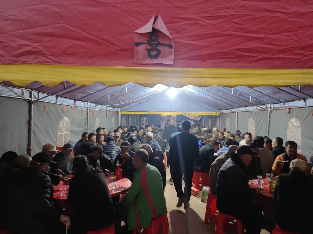 现在我们村不论是娶媳妇还是姑娘出嫁，基本上都是热闹三天。
第一天晚上是最热闹也是