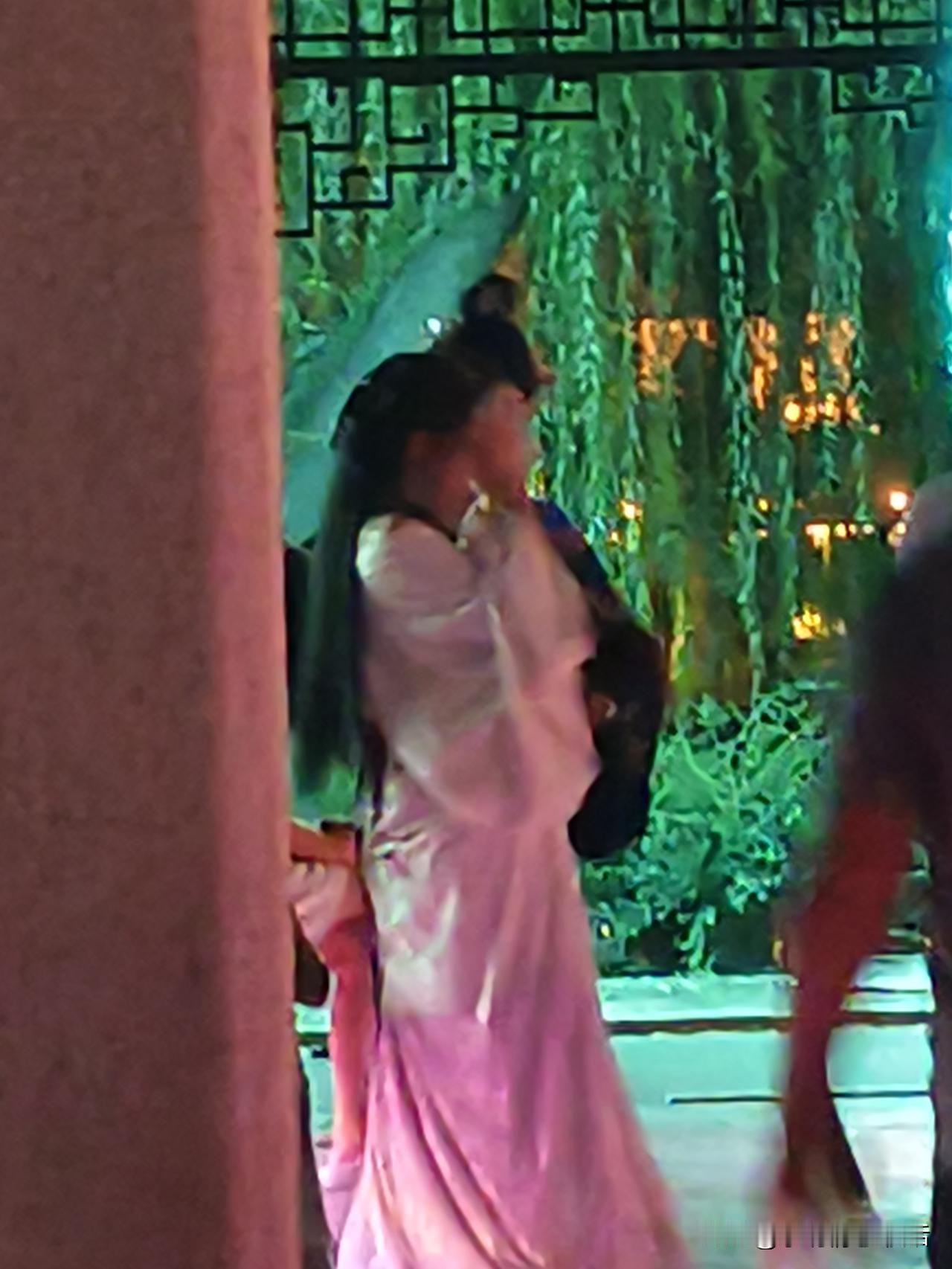 一个女孩穿着汉服在拍照。少女古风拍照 汉服街景照