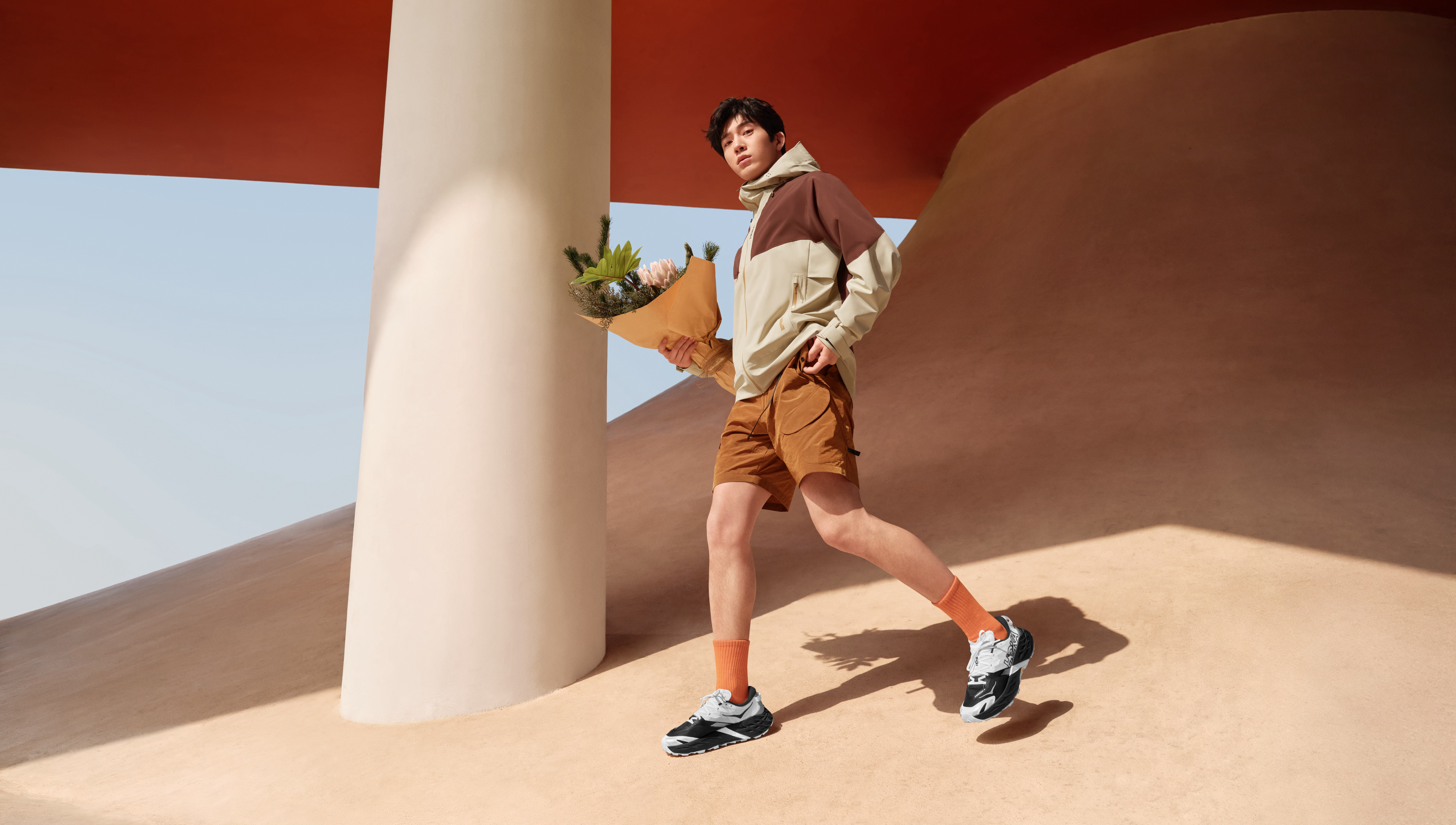 罗云熙成都家乡韵味潮流穿搭 自带蜀地温柔气质的罗云熙，潮流穿搭简约又有型，HOK