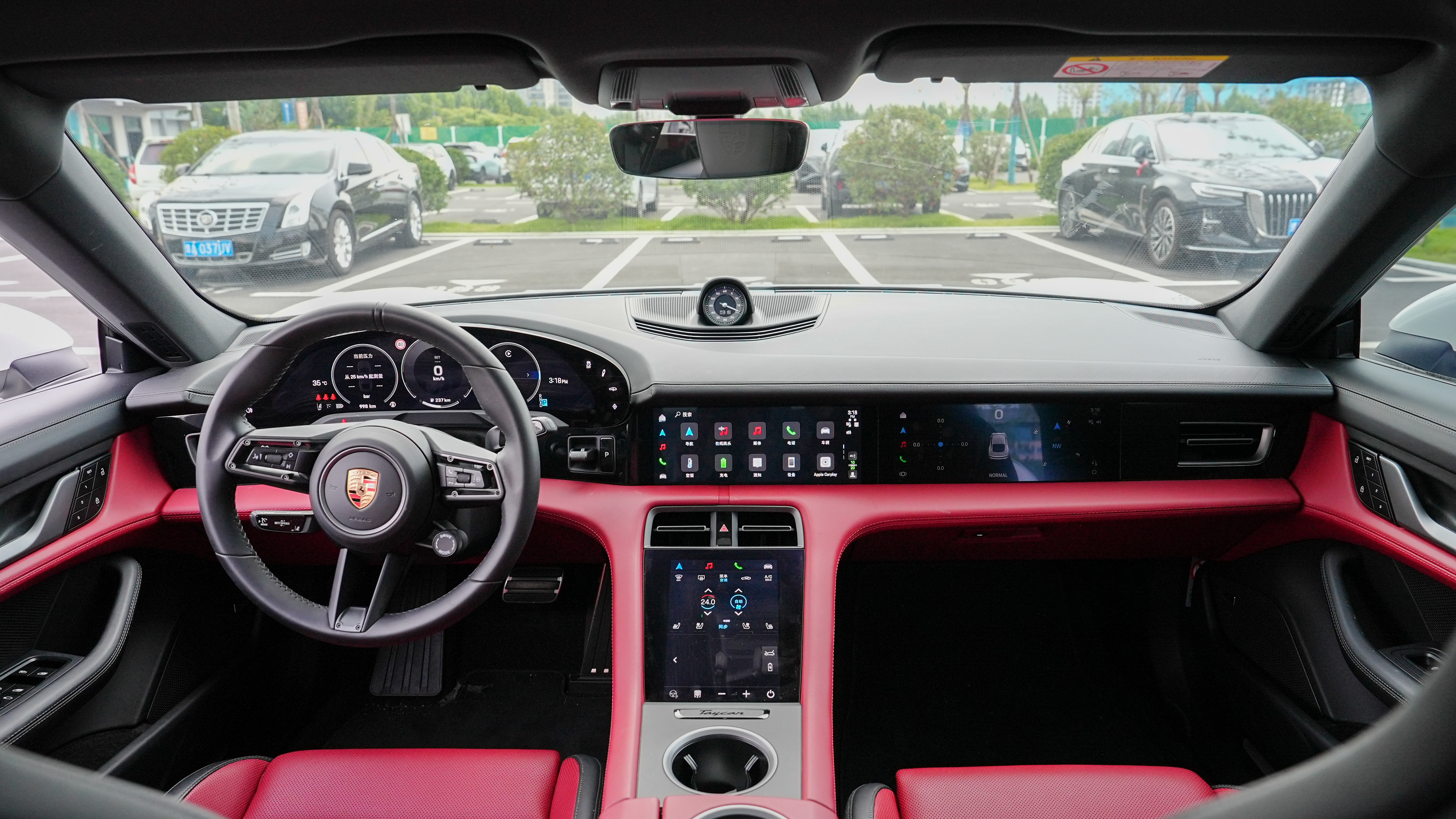 有老板要 taycan 4 嘛 新款 998km 包新的 带车衣 白外红内