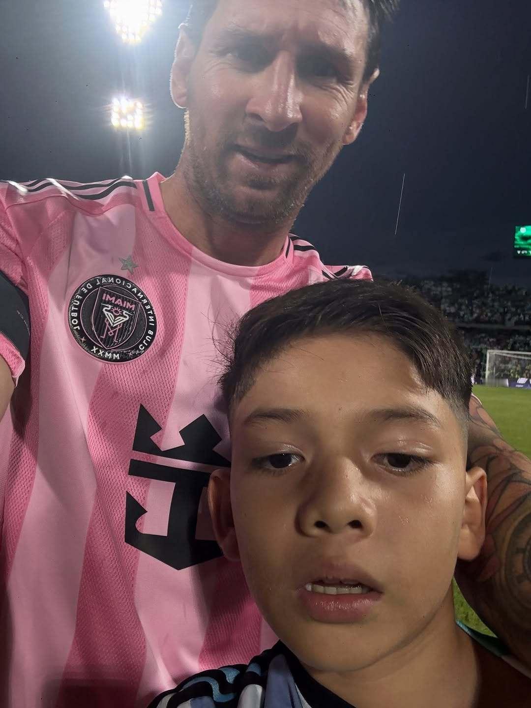 梅西  合影时间，看出小朋友跑的很累了梅西能有多可爱足坛历史第一人梅西