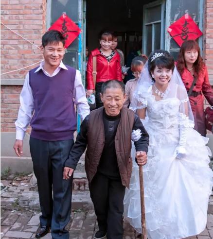 “想娶我，就得连我爹一块娶。”2011年，河北农村一位姑娘的出嫁条件，吓退了一众