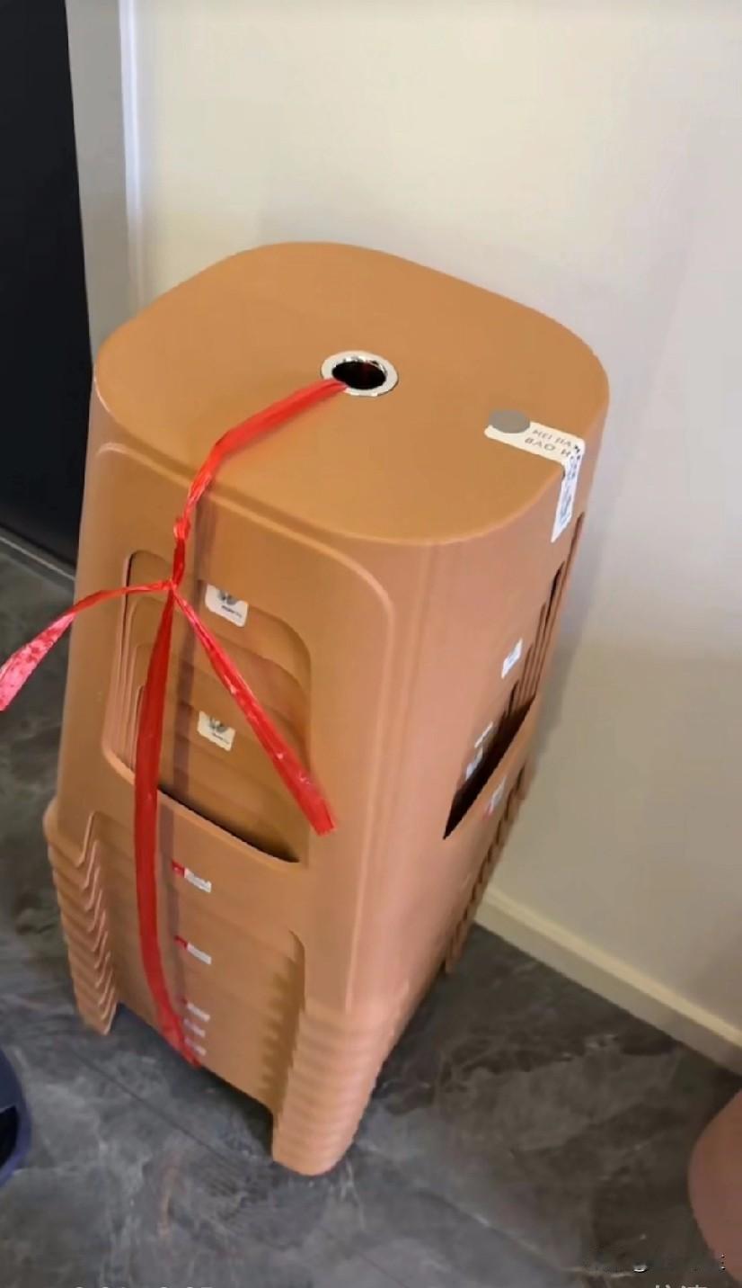 今天是婚礼倒计时第六天，忽然想起家里的椅子还不够，让老公从老家带回来几个，闺女自