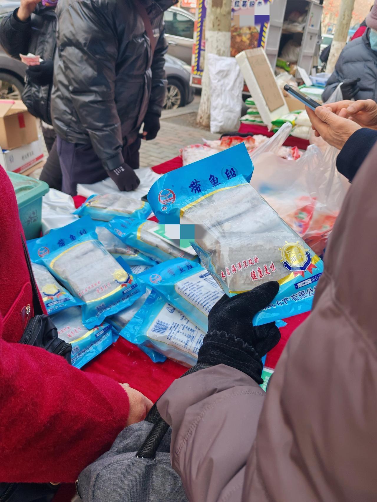 带鱼价差别大
2月1日，坐标西安。今天腊月十四了，此刻我路过一处早集，人还未散，