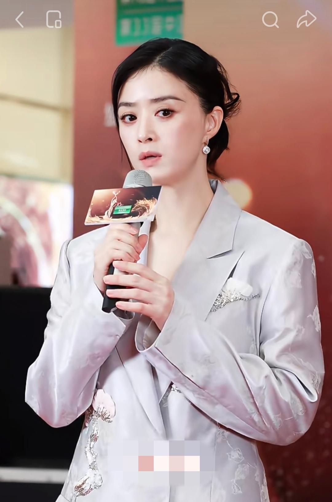 大家发现了吗？
蒋欣越来越不对劲了，
不是变胖变老了，而是她明明44岁了，居然越