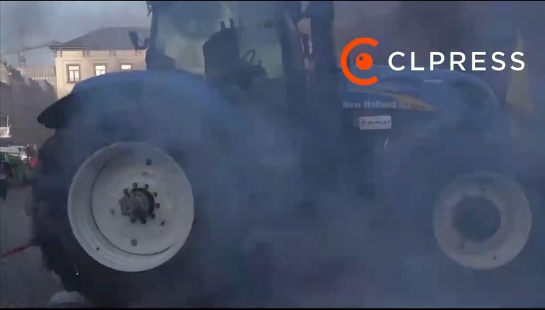 刚刚：欧盟各国数千农民在布鲁塞尔抗议欧盟-南方共同市场贸易协议，在欧盟总部外与警