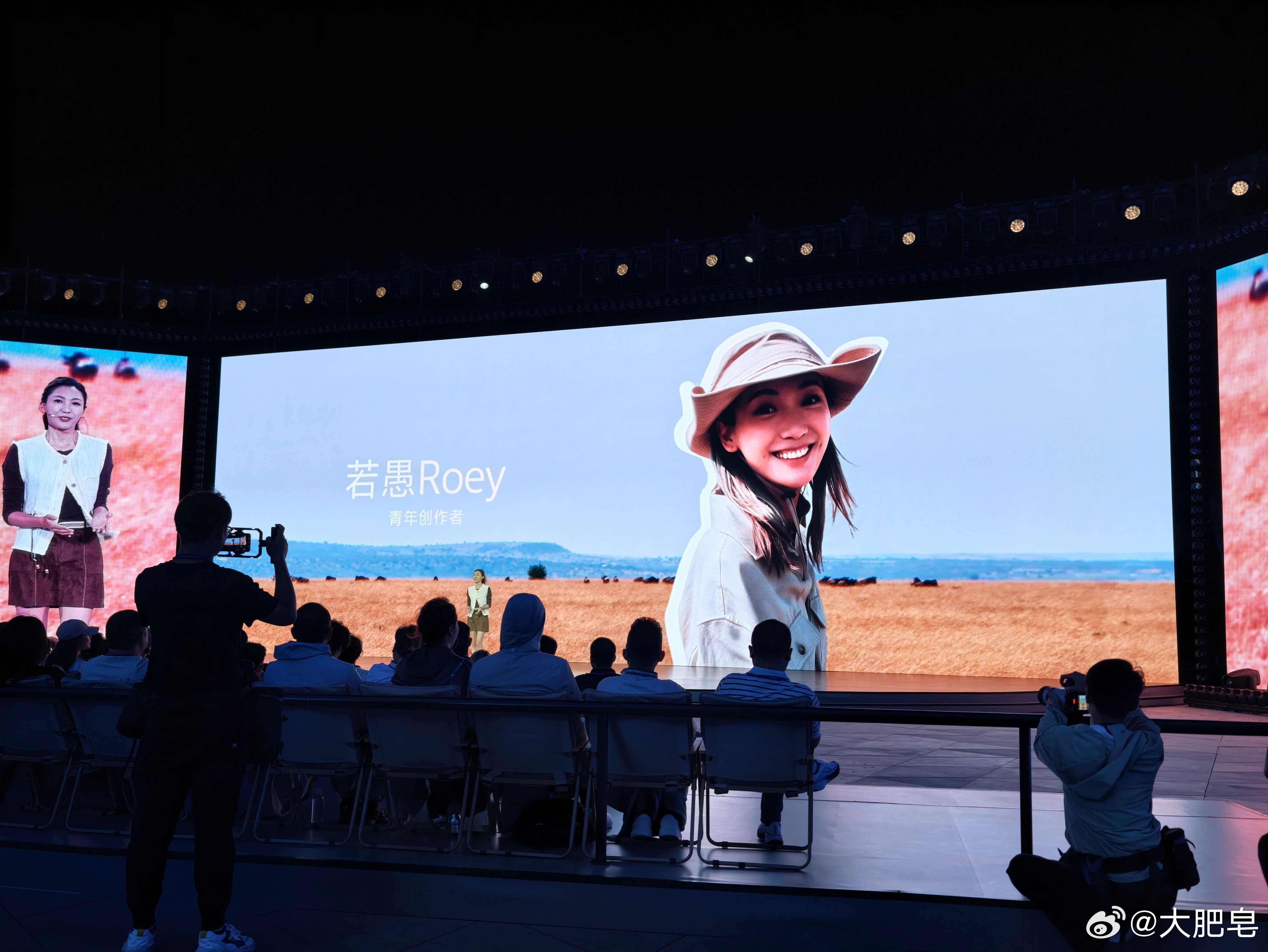 第一位vivo创作者的曾经职业是空姐，她很喜欢旅游，当然也很喜欢创作。真羡慕这种