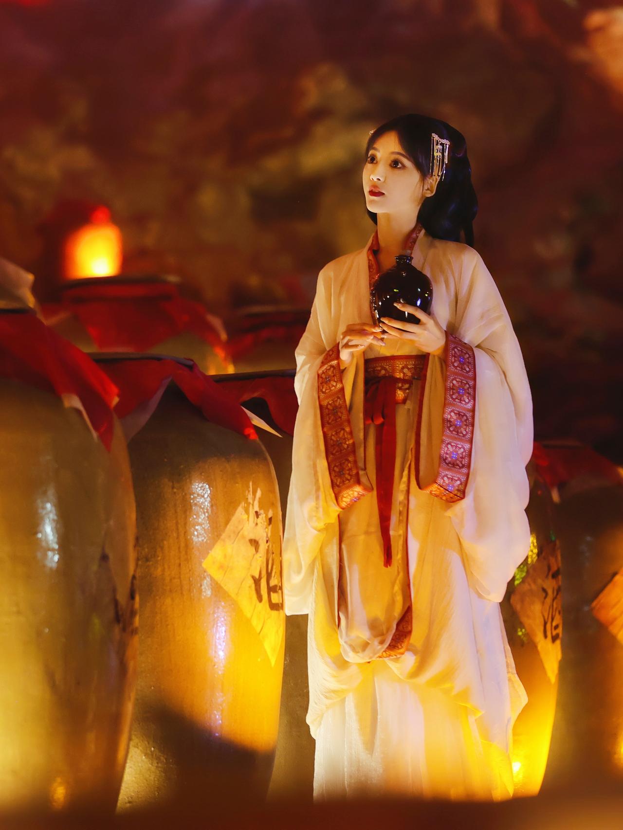 🍂霜降，是秋天的最后一个节气。
天气渐寒，露凝结为霜。
此时养生，讲究“外御寒