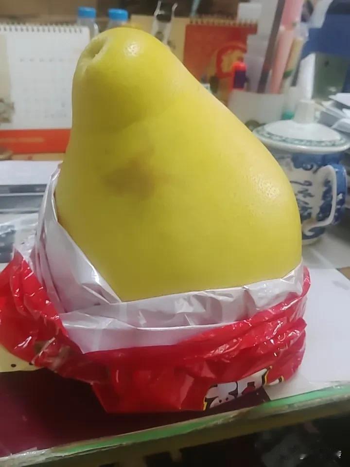 承蒙供应商厚爱，给部门送来了一些柚子。
但剖开一尝，虽然是红心柚，但果肉干巴巴的