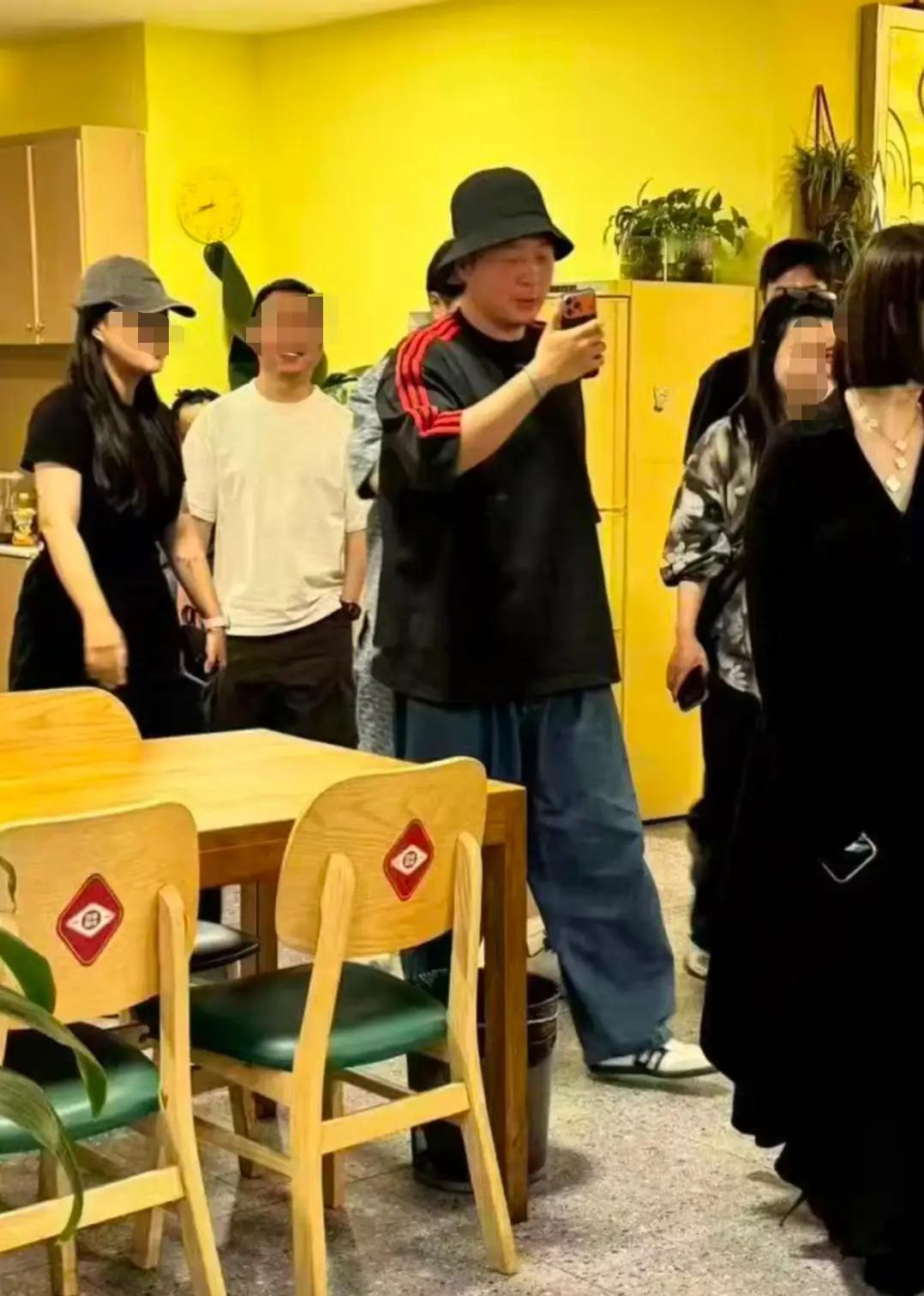谢娜成都演唱会群星送祝福，何炅专程回国助阵，众多好友到场同台。吴昕发文祝福却身在