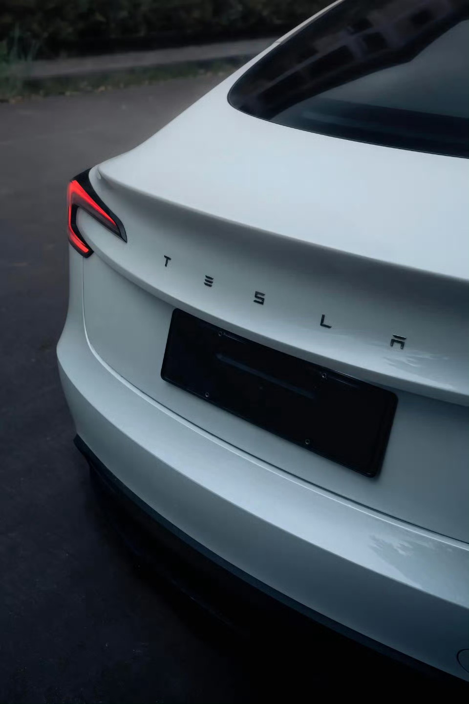 特斯拉Model 3的白色，是流淌在车身线条间的纯粹与高级，简洁即灵魂，光影下每