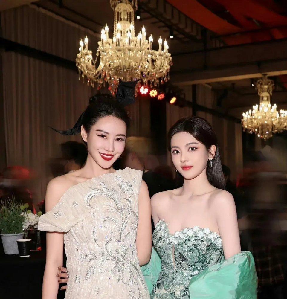 杨超越每次合影都瞪眼睛嘛？肩膀一缩，假端庄嘞 ​​​