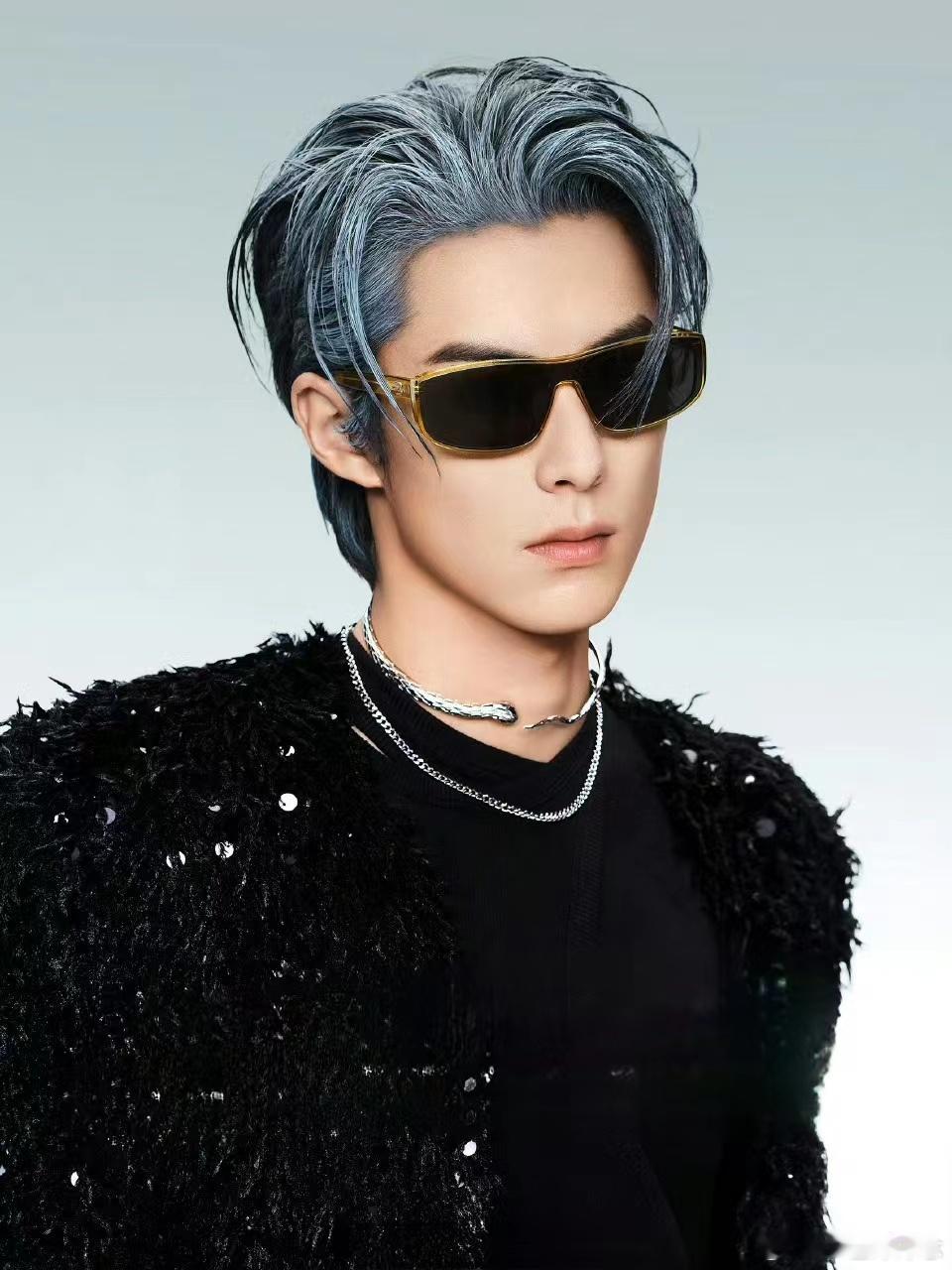 #王鹤棣蓝灰喷染发色# 前几天还是快乐男大今天就变身放荡不羁的霸总啦，就是说果然
