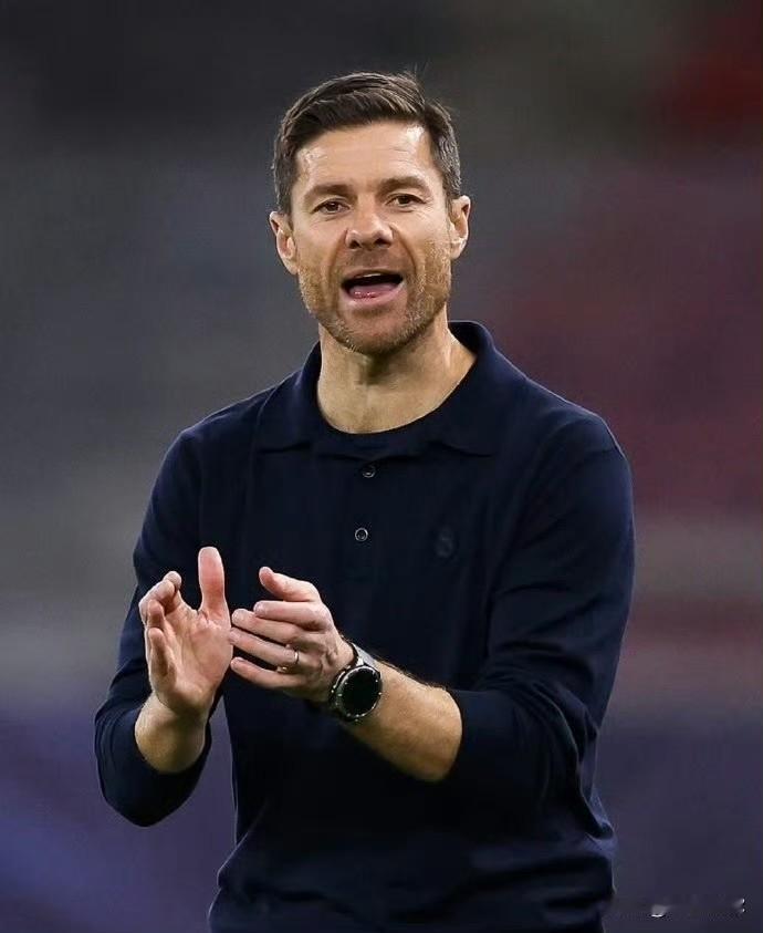 齐达内能搞定C罗、贝尔、本泽马，阿隆索却连维尼修斯等人都搞不定，确实不配继续做皇