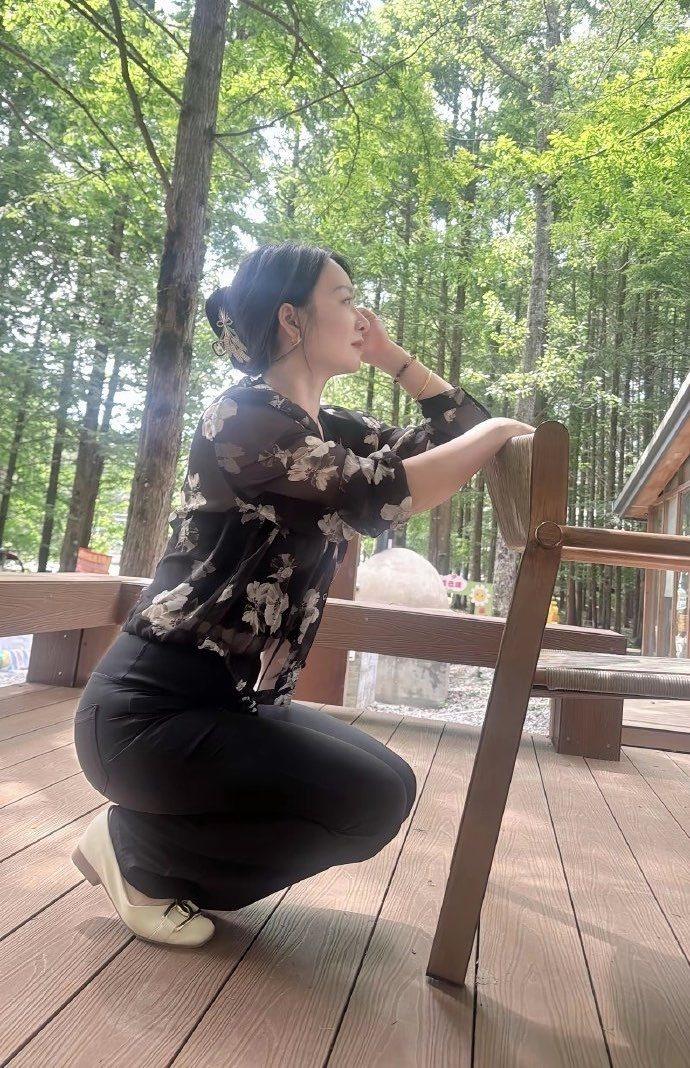这是谁家的大姐姐这么好看，蹲下来的姿势都是这么优美，长相也是这么完美，太优雅了。