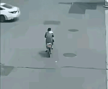 交警应该好好查查这个女司机是在哪个驾校学的驾照，首先应该把这个驾校给关停了，省的