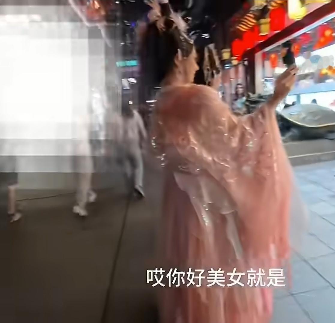 上海豫园这事儿，其实挺尴尬的。男生带外国朋友去游玩，老外看见穿汉服的小姐姐想合照