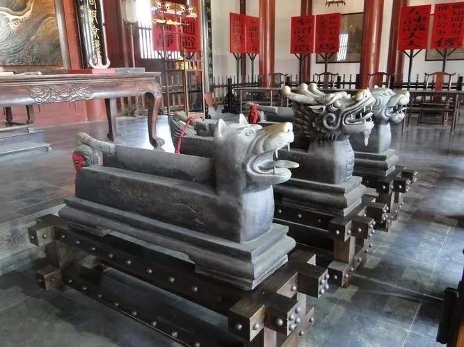 包公可曾想过，千百年后的今天仍然会有人来到自己的大堂之前哭诉。
正是一世清名烁古