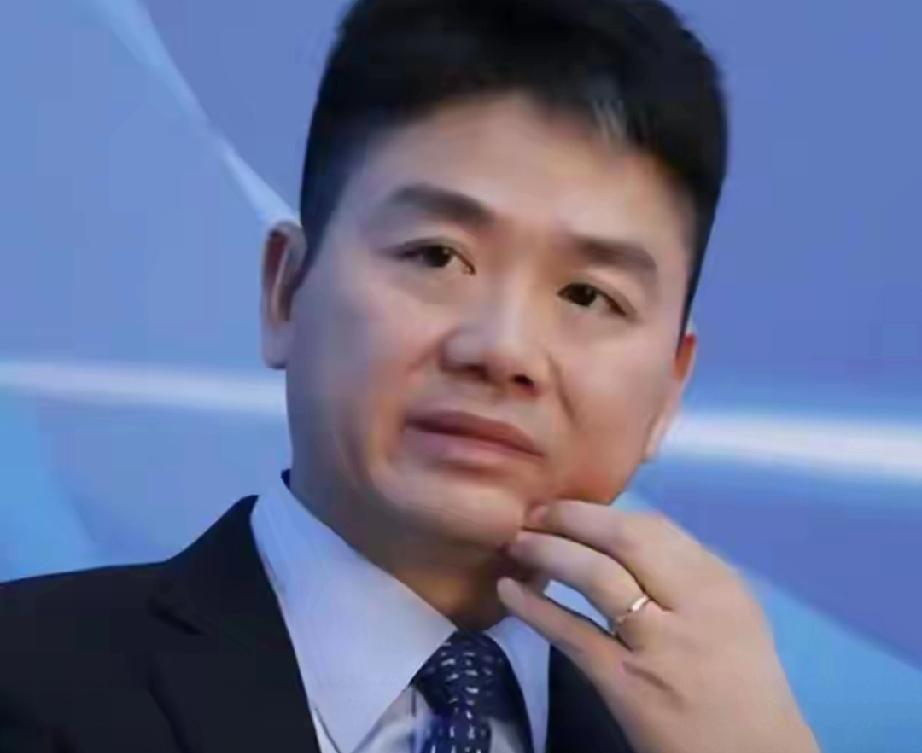 春节将至，刘强东又给家乡光明村送年货啦，几大卡车物资满满当当，今年还打算办“村晚