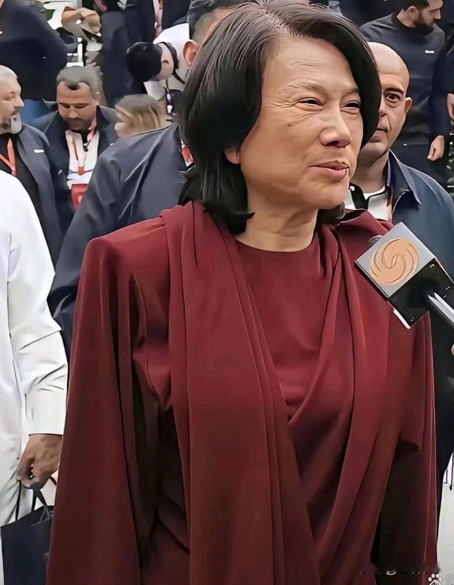 这样的女人，无须用颜值来定义
……
今天，看到董明珠女士接受采访，离开了美颜镜头