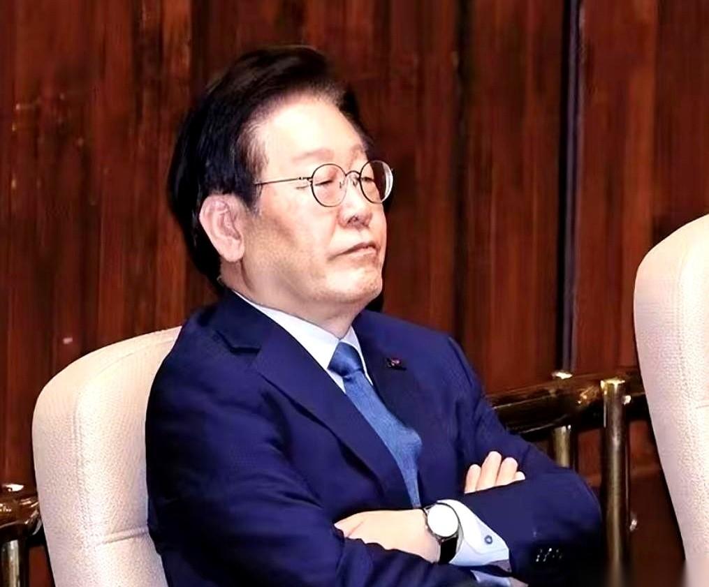 我跟你讲，这事儿比韩剧还刺激。
前代总统，刚代理了三个月，屁股还没坐热呢，直接就