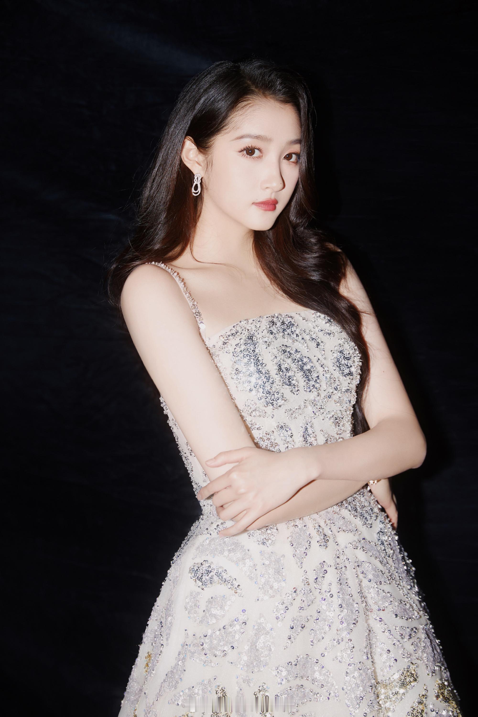 关晓彤冰川女王妆美丽迷人 