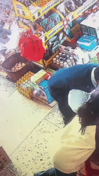 小男孩在自家超市和妹妹一起玩耍的时候。
竟然一不小心抬腿踢倒了旁边的一箱鸡蛋！