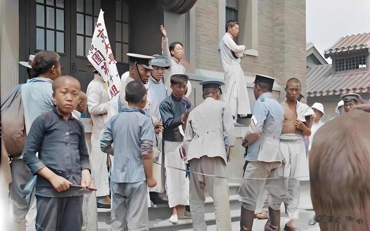1919年6月3日，正值五四爱国运动风起云涌之际，北京基督教青年教会门前成为了学