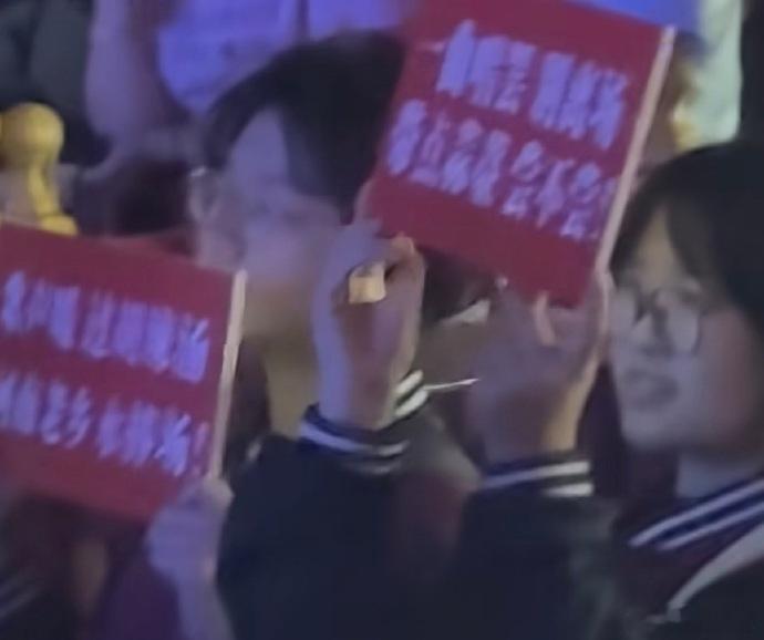 河南蒜薹多到看晚会都送来河南看晚会不白来都不白来笑死，现在去河南看晚会都不用自己