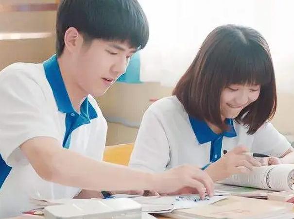 “小恶魔现世！”山东济南，一名6年级男生带了锥子、铁针、刻刀和锤子到学校，长期欺