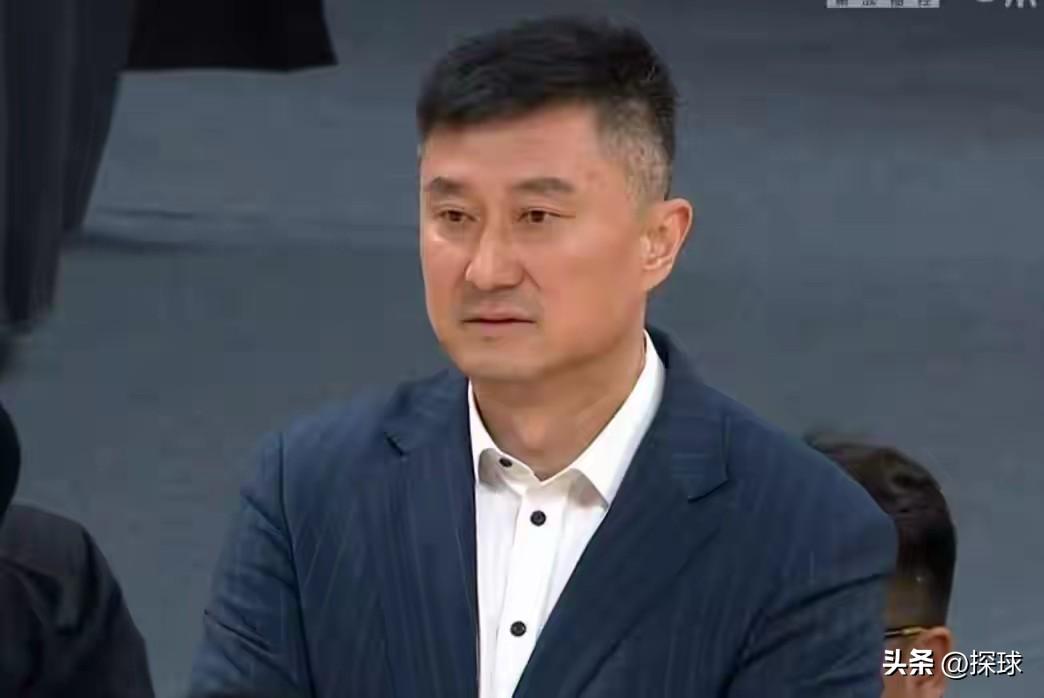 杜锋的下课也是情理之中的事情。
过去一年，广东投入巨大，引进焦泊乔、崔永熙，却没