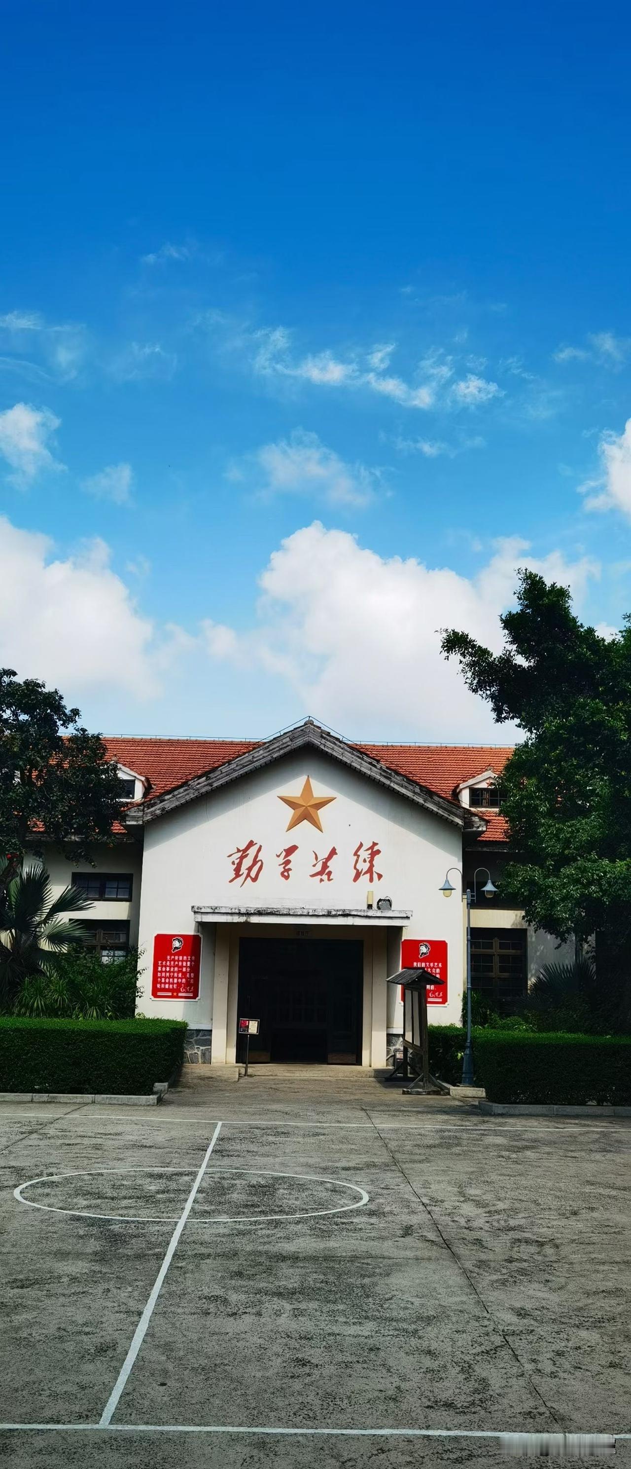 有什么好看的红色经典影片? 
【小对联】
上：向心力；
下：……？