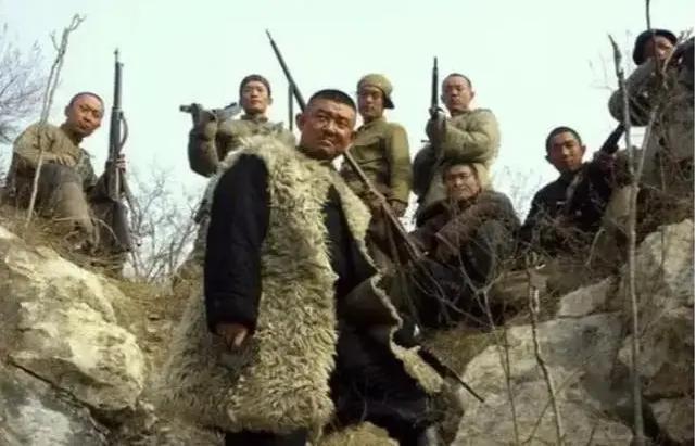老鹰爷说，“土匪不都是绿林好汉，如果是，那还叫土匪？还有土匪这个词？”

儿时老