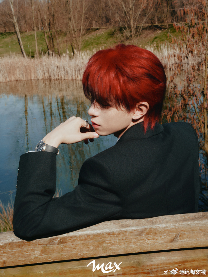 何浩楠一次很cool的拍摄何浩楠拍爽啦谁懂啊！何浩楠复古潮男造型帅到犯规，拍摄状