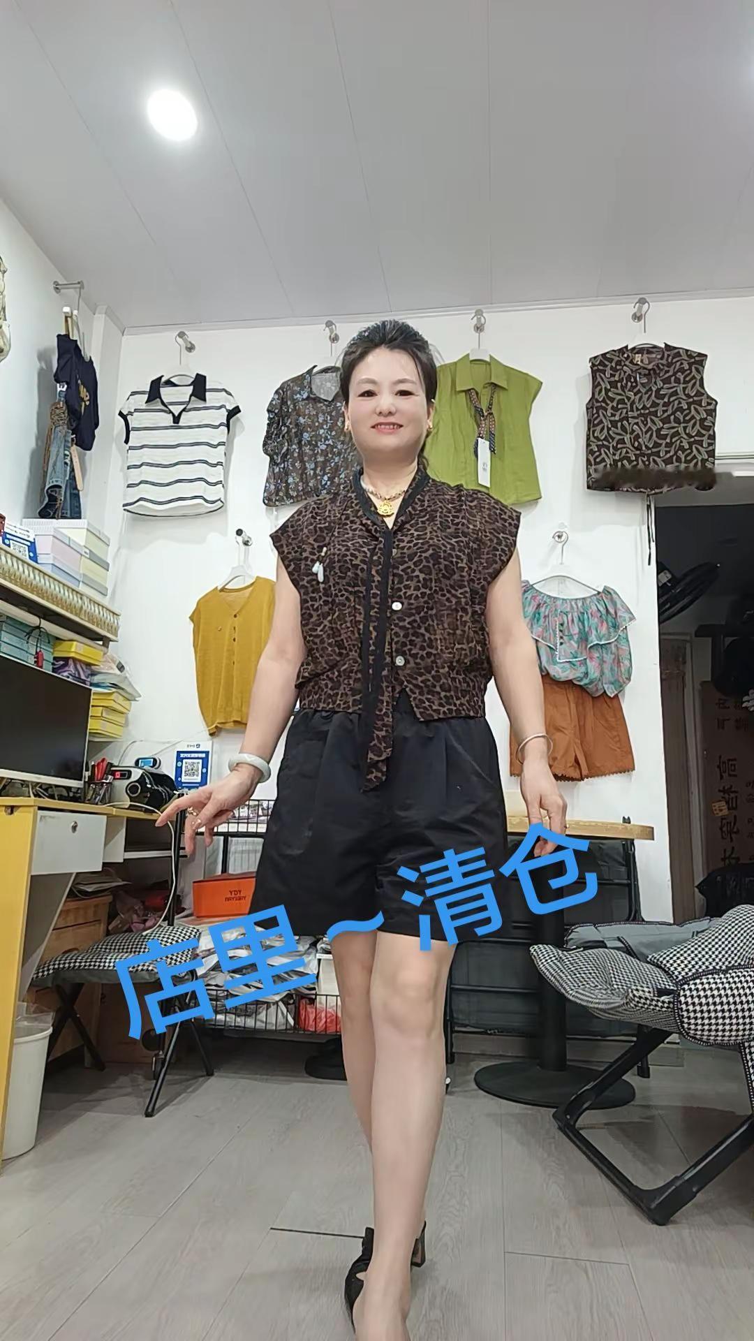 卖衣服的中年少女 实体女装守店日常 实体店随意穿搭 实体女装小店主
