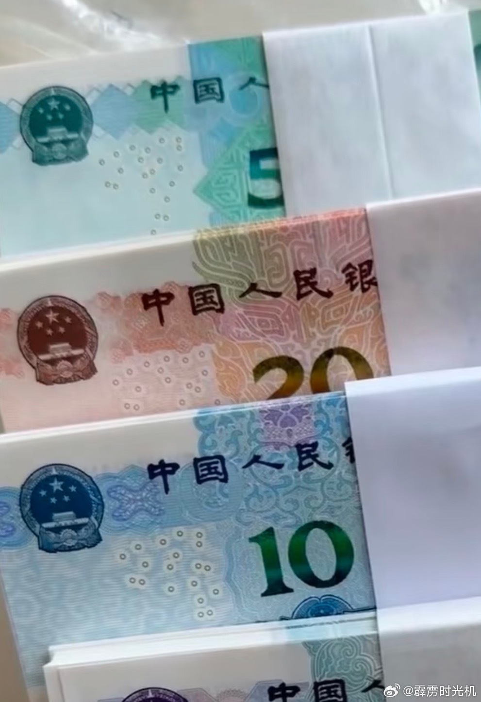 完了我不认识钱了！现在50块这么绿，10块这么蓝，1块硬币这么小，五毛硬币不是金