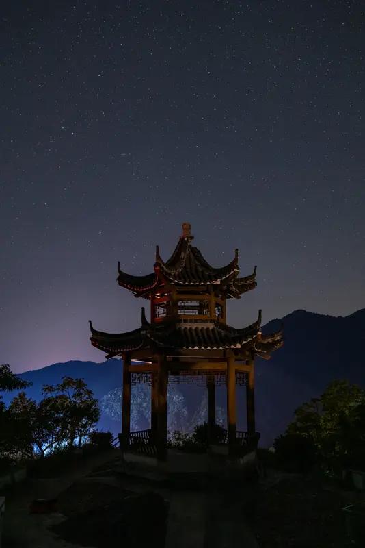 对联可是中华文化的瑰宝，“月落一江水”这句上联，宛如一幅静谧的夜江图。
我觉得“