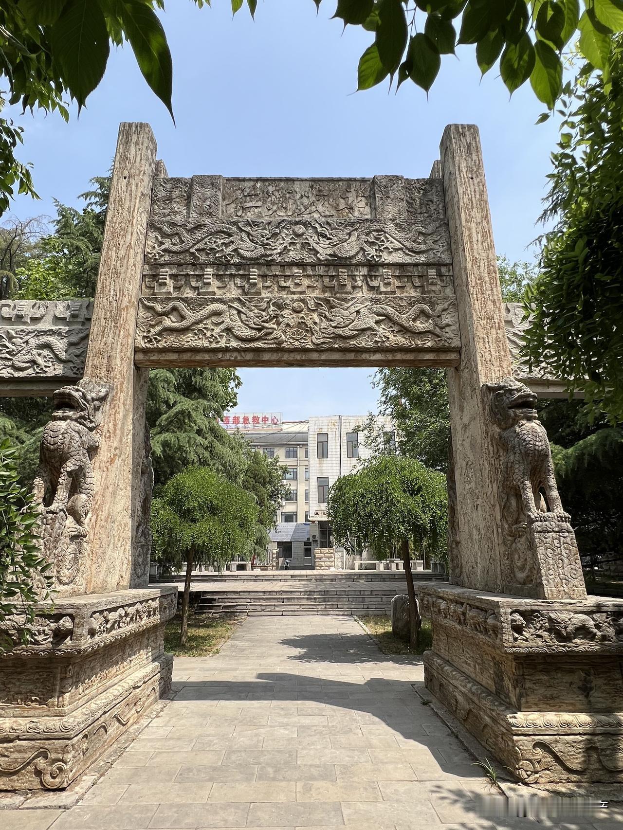 山东青州衡王府石坊，始建于明代，是明衡王（朱佑楎，明宪宗朱见深第七子）府仅存的遗