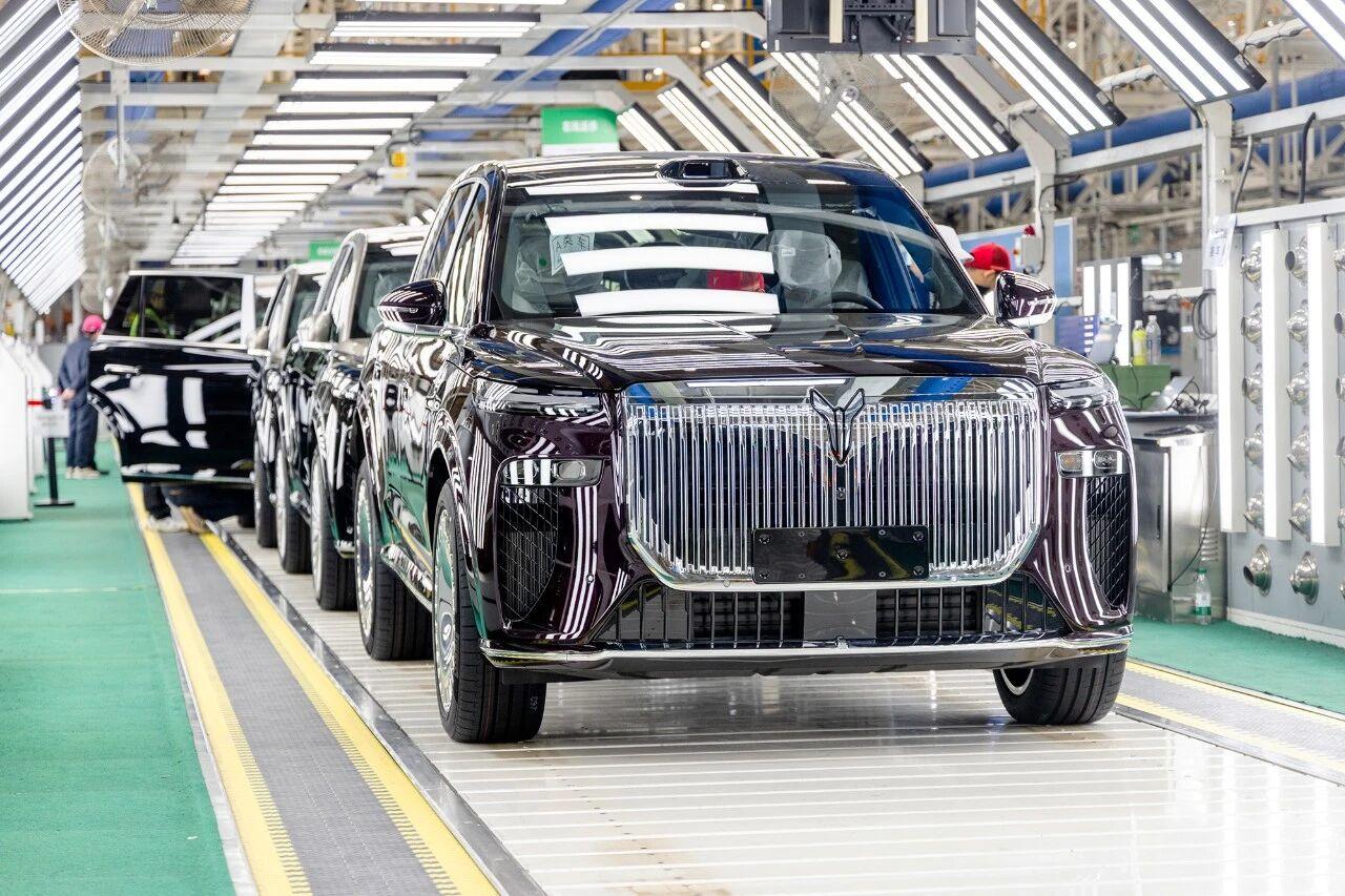 岚图梦想家冠军版将于三月下旬正式上市，目前已经以31.99万价格开启预售