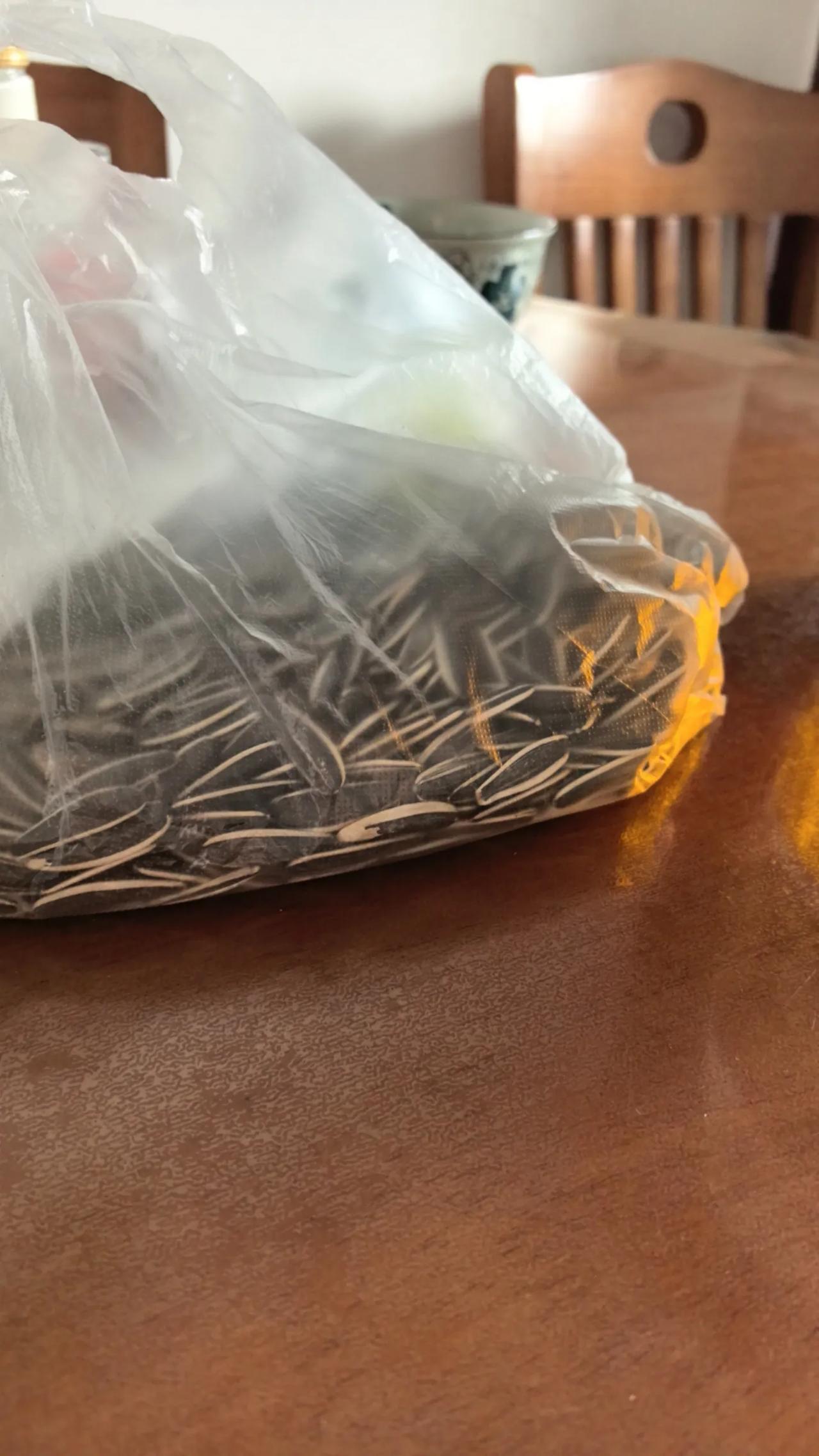 昨天下午，在呼和浩特市赛罕区乌兰察布路的一个小区里，看到一位房地产中介领着一家三