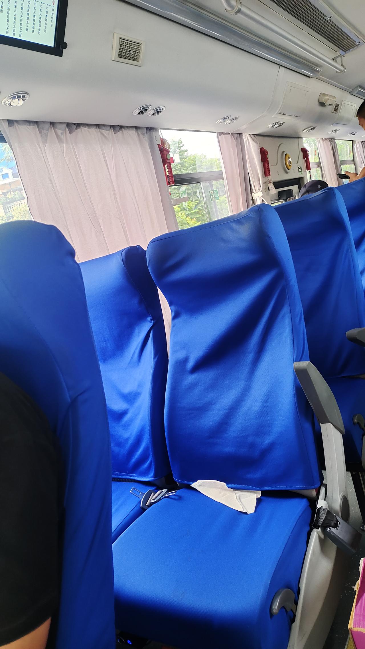 319公交车变了。
今天回老家，在万邦冻品市场站上车后，发现319公交车的座位由