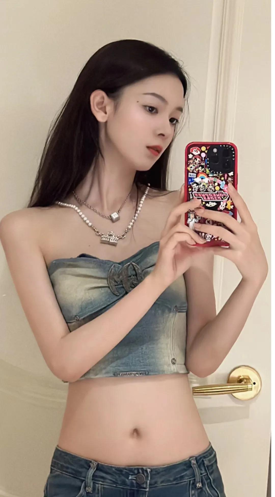 陈瑶的小蛮腰好特别，有圆润的美，不但她身材高挺，而且十分气质。
