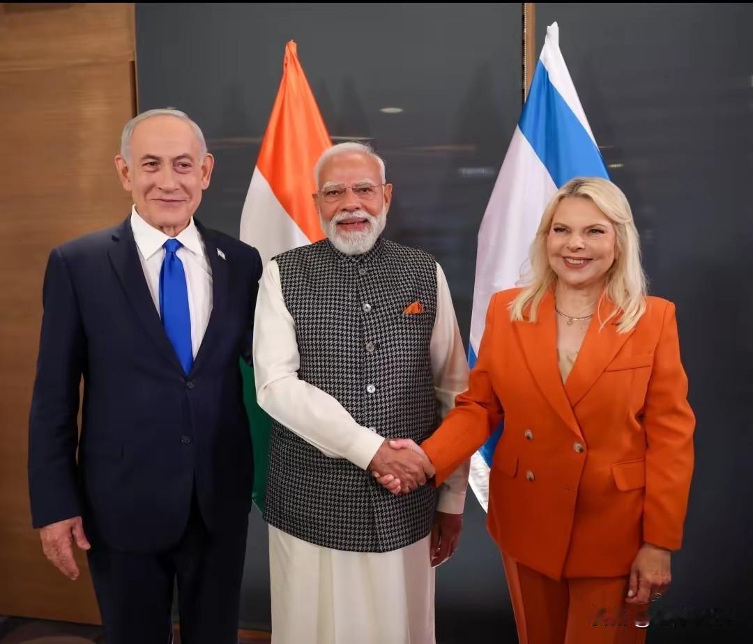 2月25日莫迪访问以色列，内塔尼亚胡夫妇接机。此访旨在争取以色列作为中东战略支点